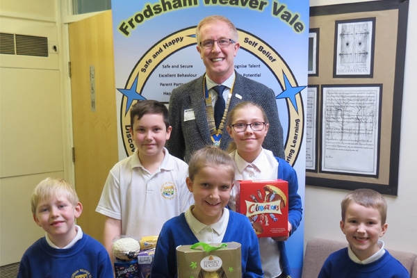 Photo of Frodsham Weaver Vale Primary School children recieving a gift